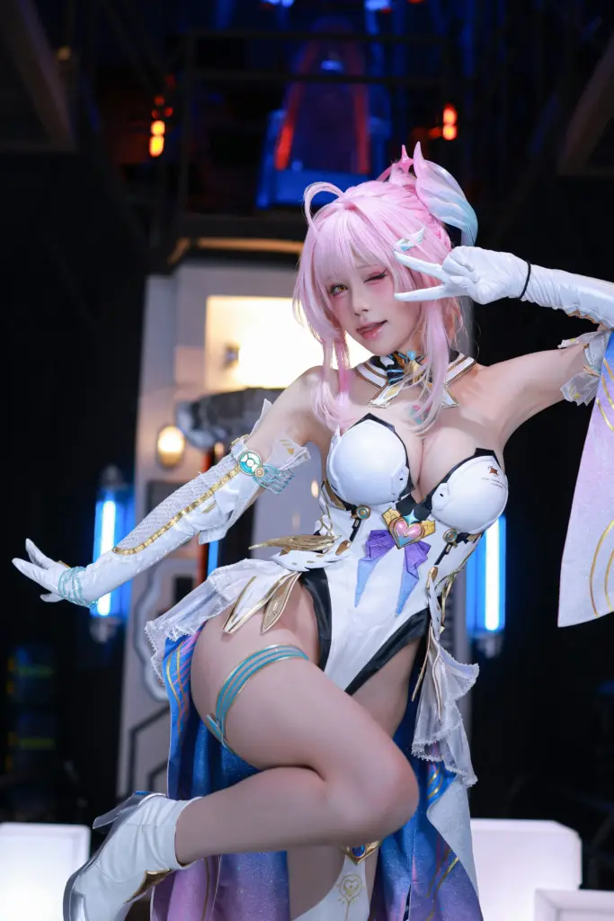 爱弥斯 cos，水淼 Aqua 赛博棚拍《鸣潮》爱弥斯 cos 大片