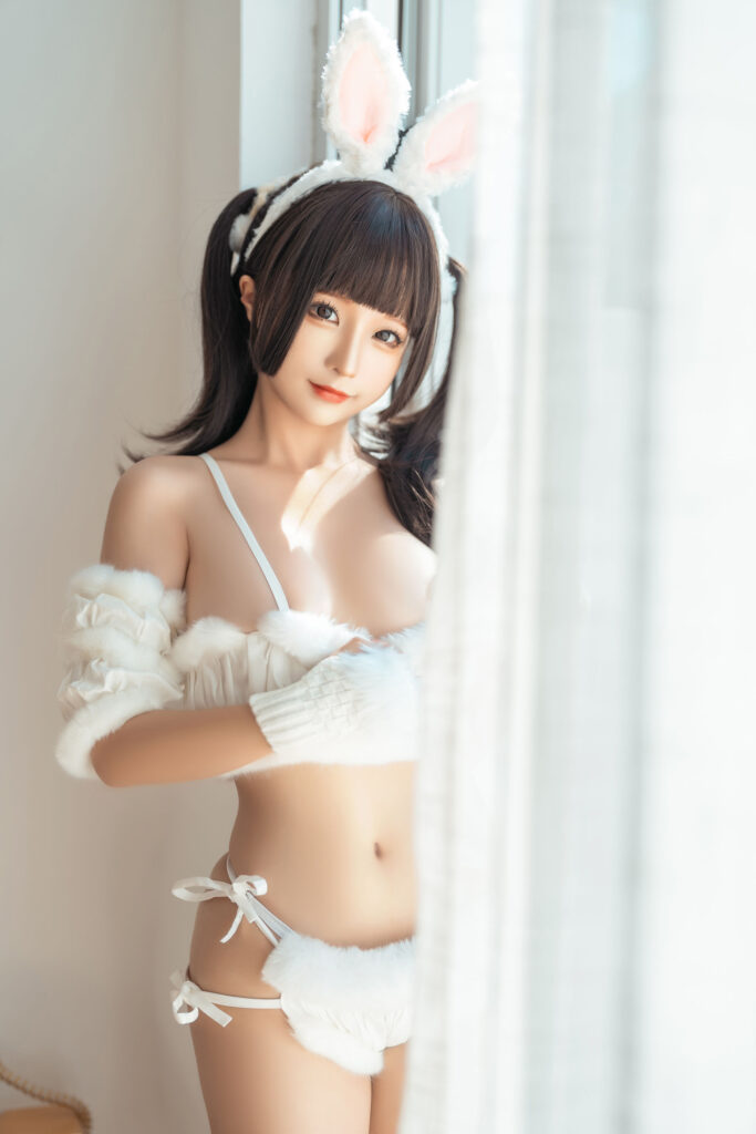 蠢沫沫写真，窗边纱帘侧身回眸白兔少女私房写真
