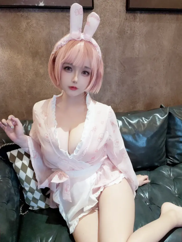 日奈娇写真,浅粉波波短发蕾丝兔耳软妹大头特写