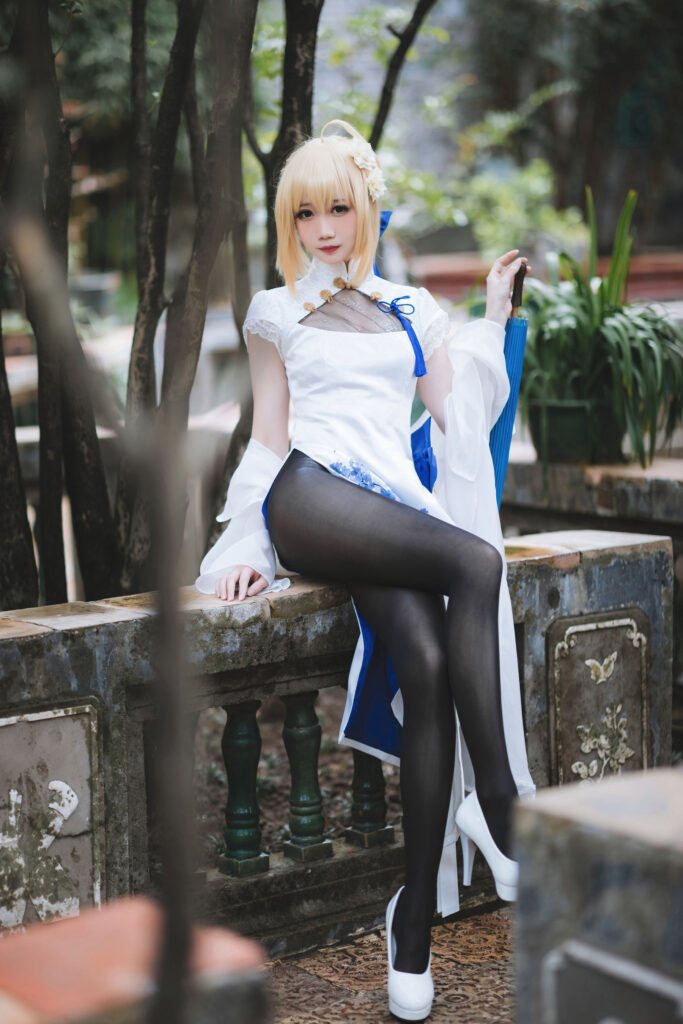 焖焖碳 Fate Saber 旗袍写真,坐于园林石凳,白纱广袖国风 cos 外景