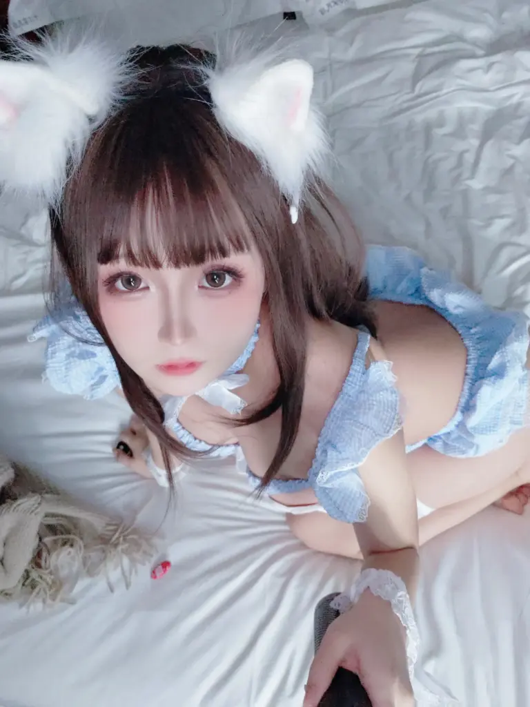 日奈娇写真，棕长直发毛绒白猫耳软妹大头特写