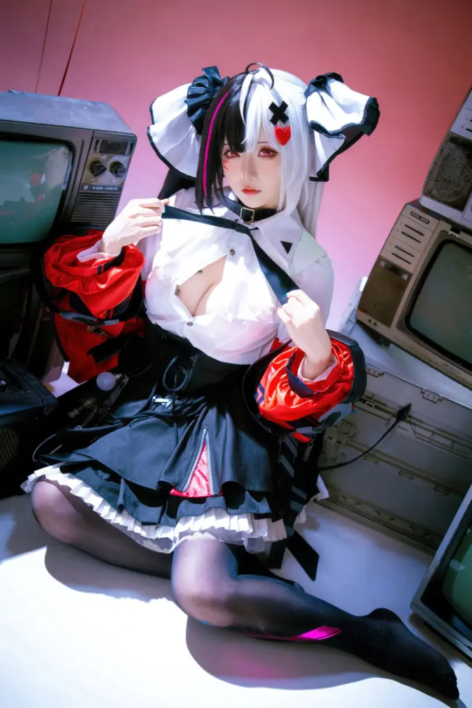 星之迟迟,旧电视旁蹲姿持番茄,异环安魂曲原皮红白裙街头 cos 人像