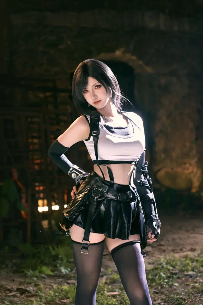 阿薰 kaOri,蒂法原版造型叉腰站姿,废墟逆光最终幻想 cos 人像
