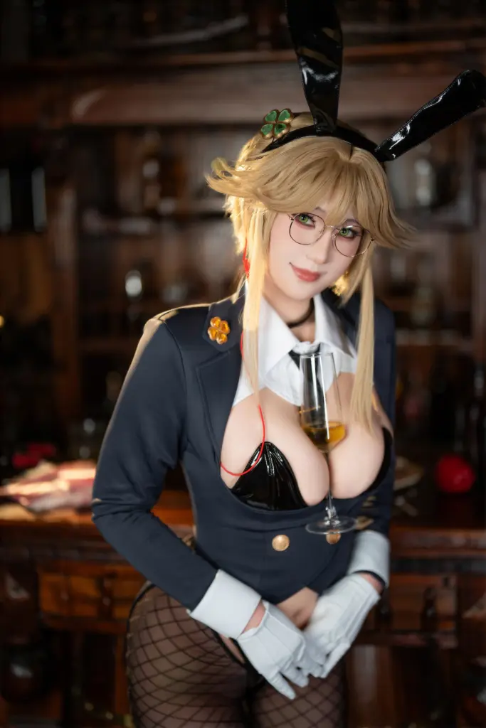 星澜是澜澜叫澜妹呀,胸口夹高脚酒杯垂眸特写,复古酒馆暗调氛围感写真