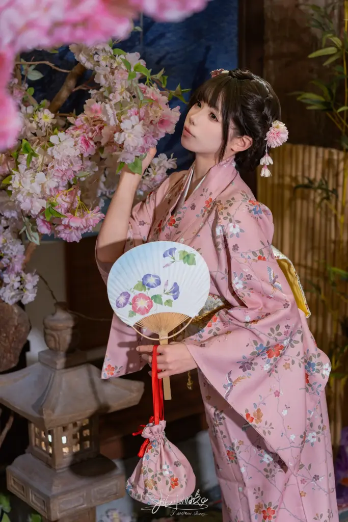 咬一口兔娘,粉飞鸟和服织金腰扇人像摄影