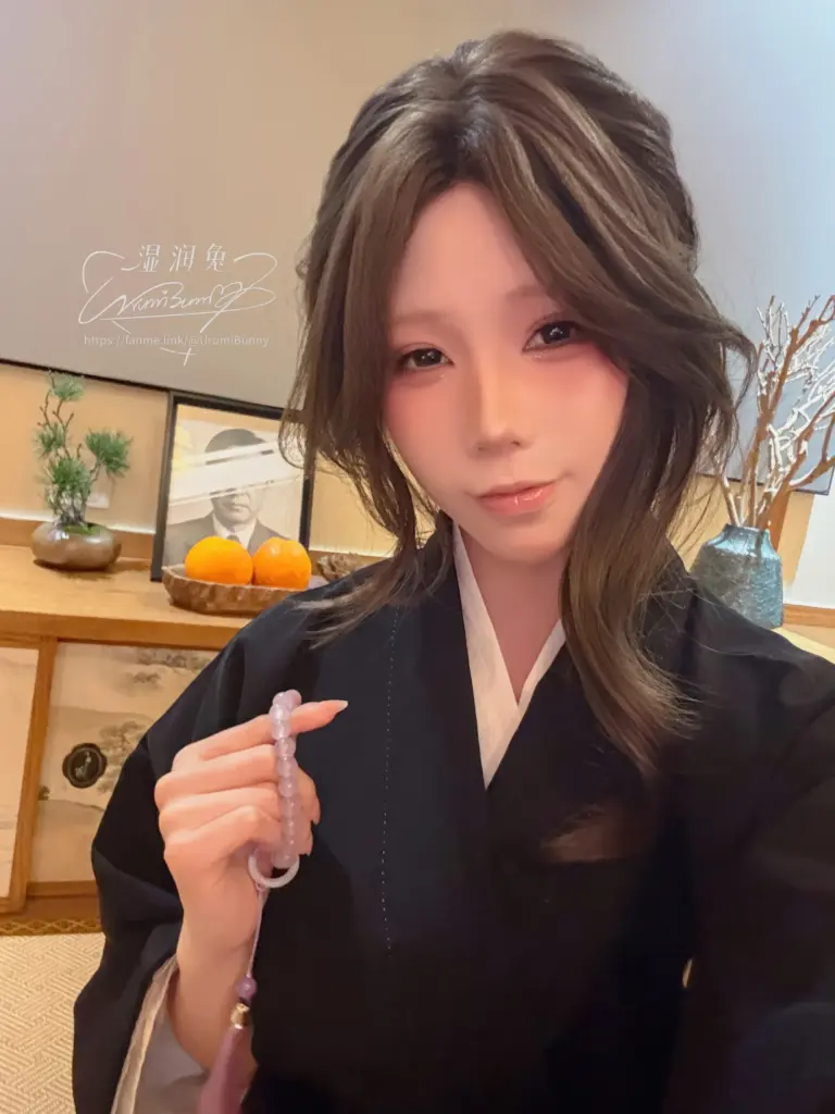 咬一口兔娘，棕灰微卷破碎感柔媚半身特写