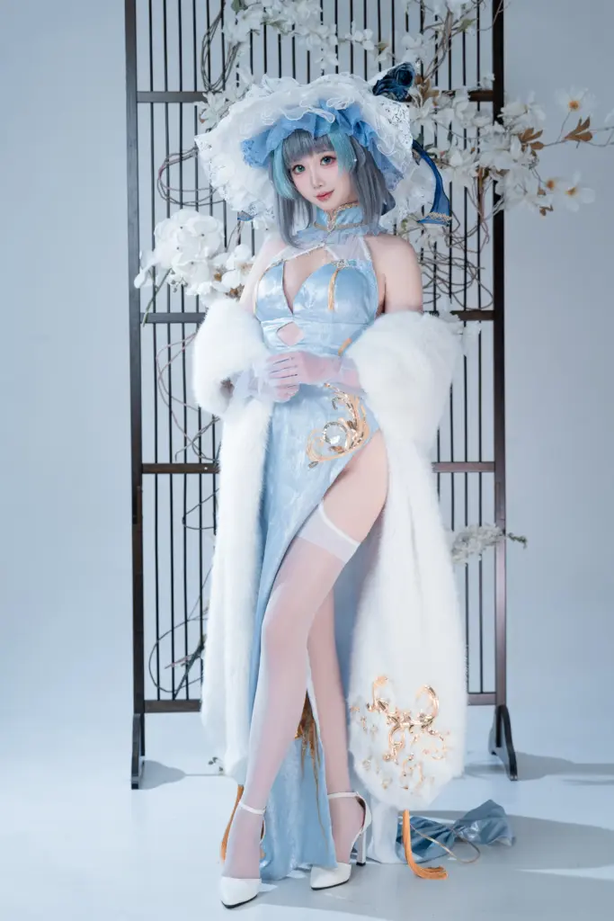 面饼仙儿，屏风前端正站立全身定格，浅蓝丝绒旗袍碧蓝航线柴郡 cos 全景人像