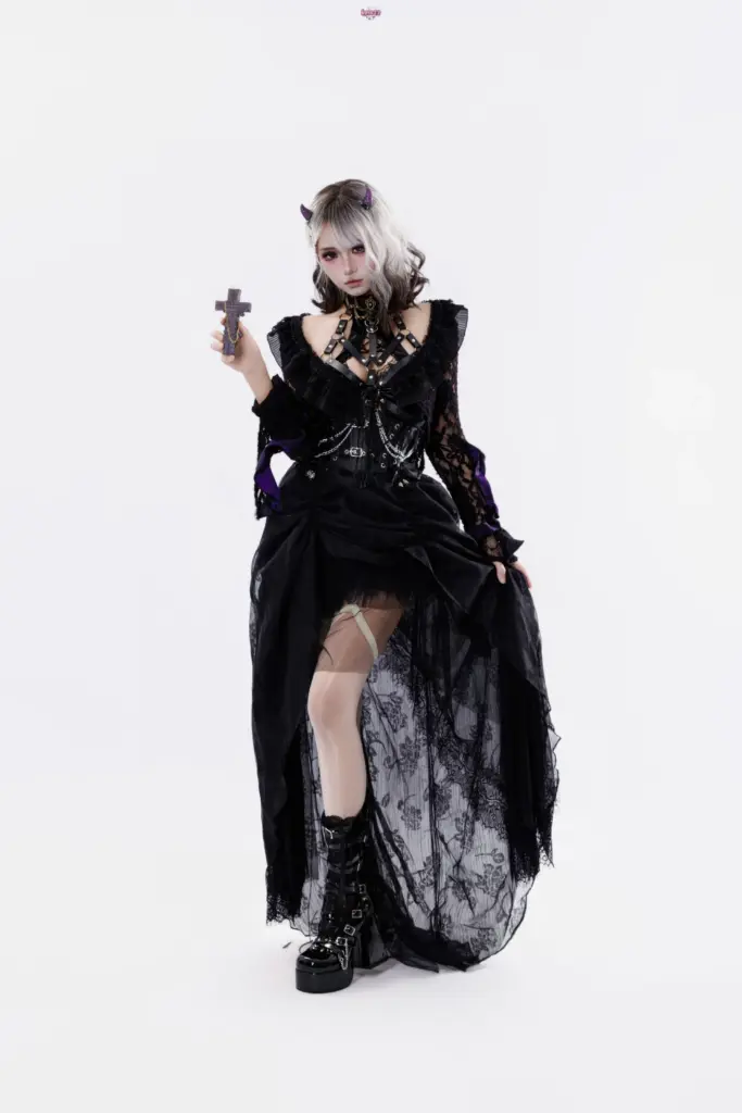 柒柒要乖哦《魔女盛宴》哥特 cos 写真，纯白影棚全身飘纱动态站姿，漫射柔光棚拍