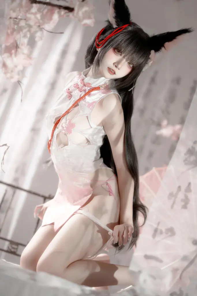 纸悦 Etsu_ko，软垫屈膝侧身，轻拉旗袍裙摆，樱花旗袍古风半身写真