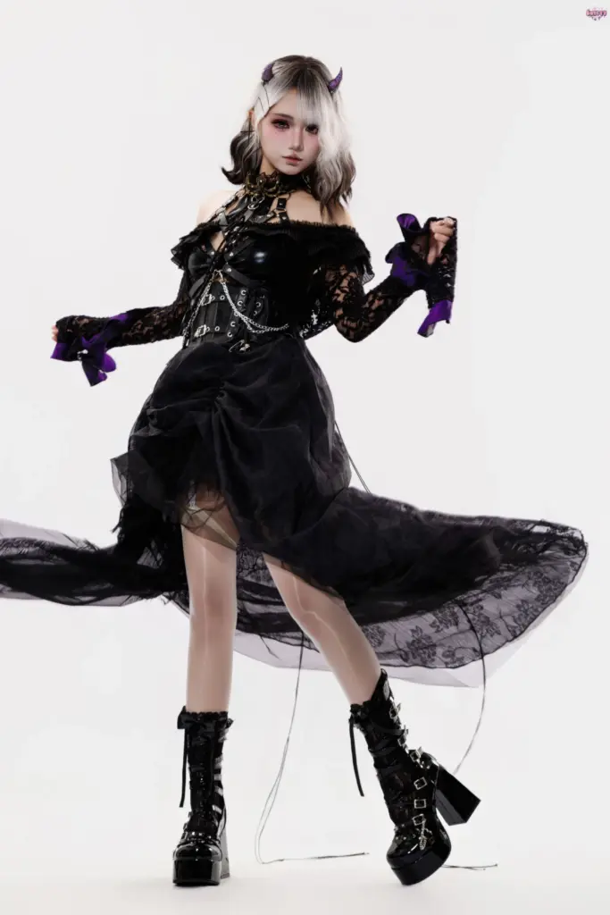 柒柒要乖哦《魔女盛宴》哥特 cos 写真，纯白影棚全身飘纱动态站姿，漫射柔光棚拍