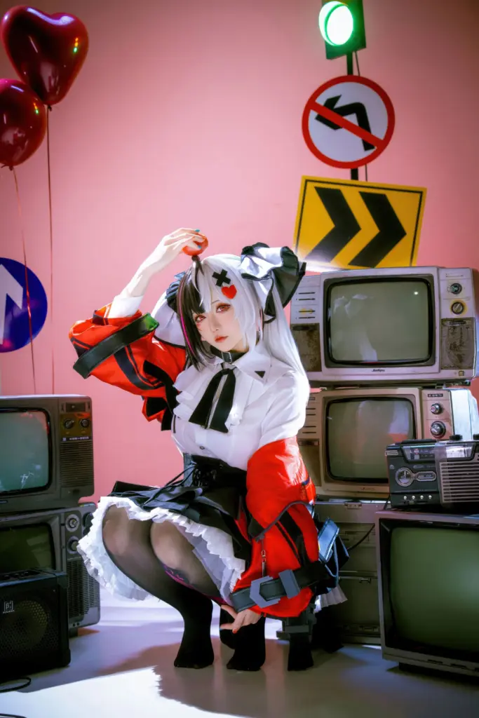 星之迟迟,俯身合十半身构图,交通路标粉墙复古棚 cos 写真