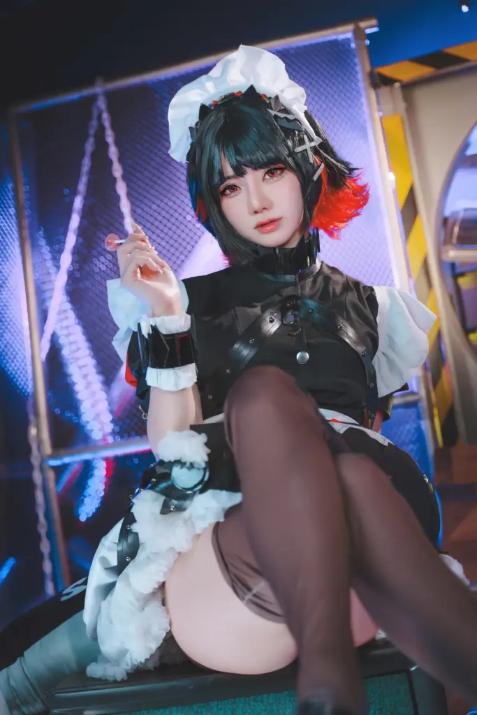 Sally Dorasnow,俯身倚靠金属网格侧身抓拍,机能女仆甜酷少女半身人像