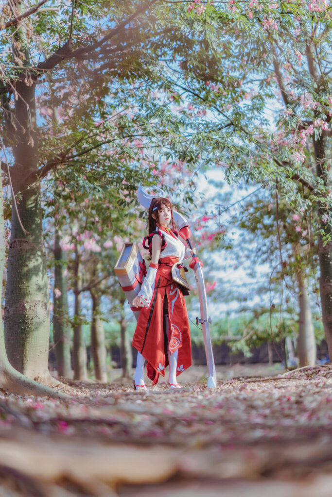 桜桃喵，顺着林间纵深站姿取景，落花地面开阔外景古风人像