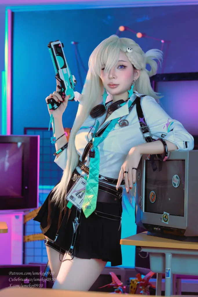 Umeko J，倚靠课桌手持战术枪，青黑机能制服棚拍人像