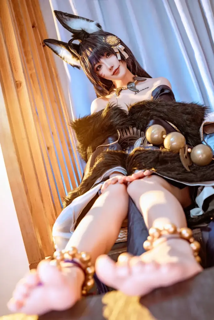 桃良阿宅,双腿朝前做前景虚化,毛绒披肩御姐风 cos 半身写真