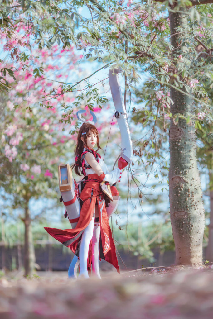 桜桃喵，林间平地端正握持长弓，红白古风伽罗王者荣耀 cos 全景人像