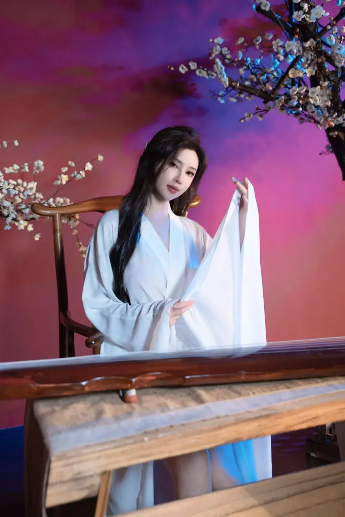 周妍希白衣仙子古风写真,端坐古琴前半身人像,红梅红墙中式棚拍