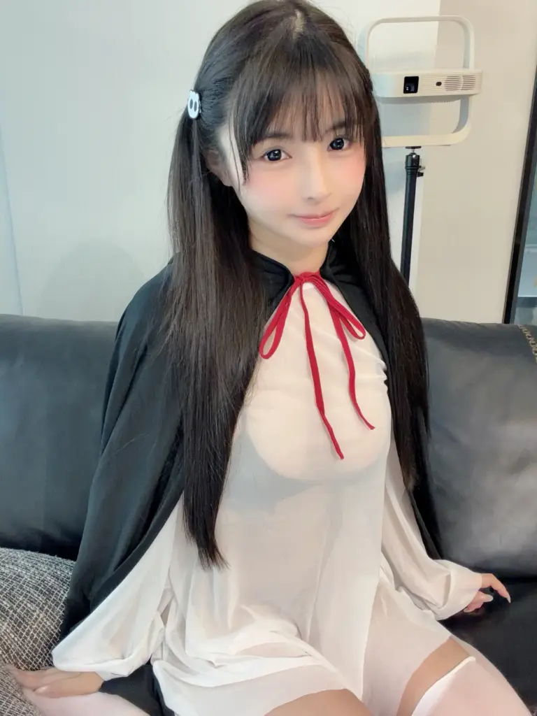 桜井宁宁，沙发端正端坐正面甜笑，黑披风透纱裙双马尾居家全身人像