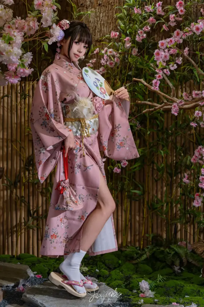 咬一口兔娘,木阶持扇温婉温泉女将写真