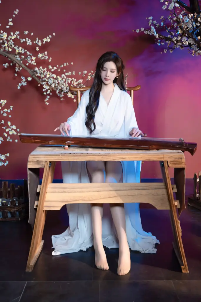 秀人网 No.7625 周妍希,垂眸抚琴古风造型,纯白长裙国风人像