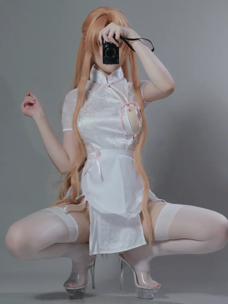 幼愛 Youmeko,手持相机遮脸蹲姿互动私房写真