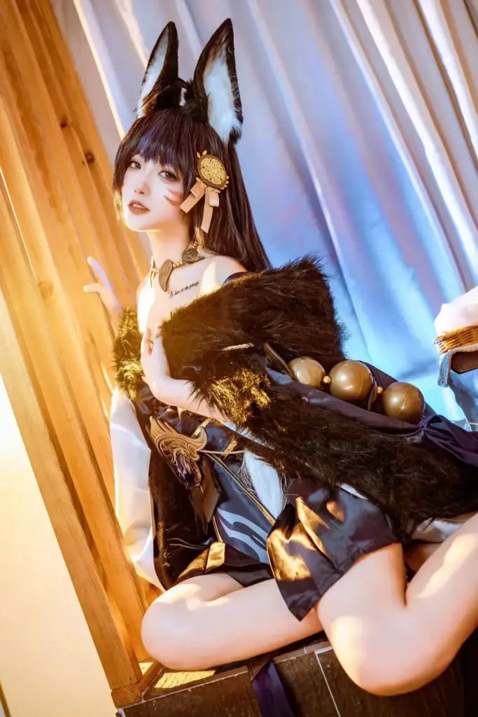 桃良阿宅,单手倚靠原木立柱侧身回眸,武藏狐耳和风 cos 全身人像