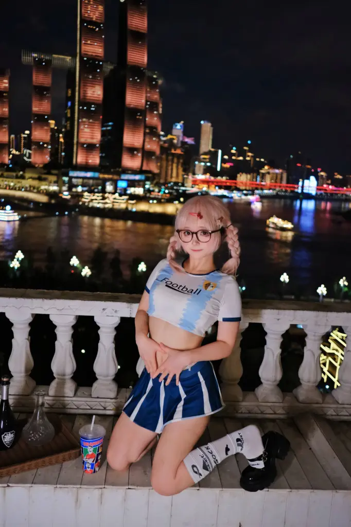 神沢永莉足球啦啦队侧身造型，两江城市灯火虚化背景夜景写真