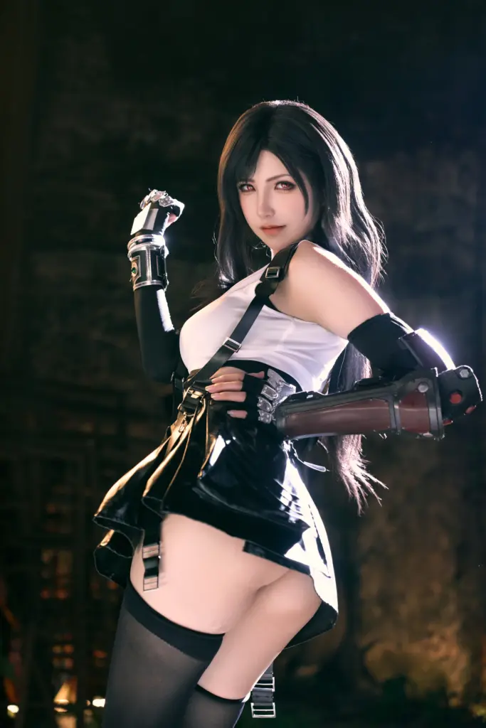 阿薰 kaOri,蒂法半身格斗姿态特写,金属护臂夜景 cos 写真