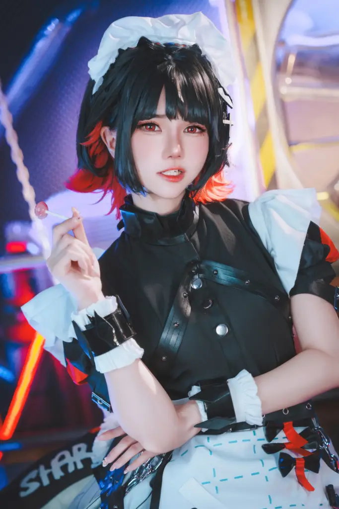 Sally Dorasnow,工业网格前坐立全身造型,绝区零艾莲乔鲨鱼女仆全景人像
