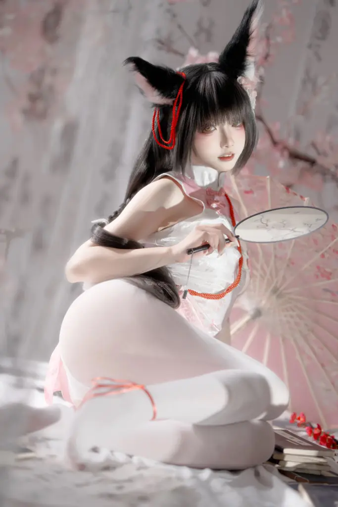 纸悦 Etsu_ko，跪坐手持梅花团扇回眸，水墨纱帘樱花氛围感成片