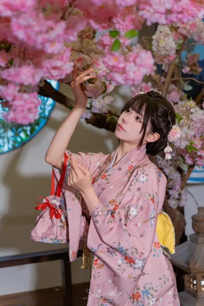 咬一口兔娘,绢花盘发温柔日系半身特写