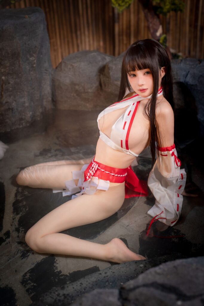 桜井宁宁，温泉池水跪坐巫女全身人像