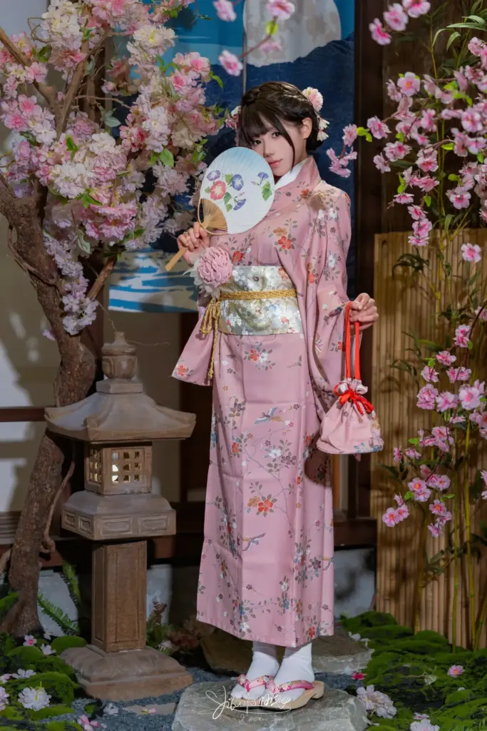 咬一口兔娘,樱花树下和服立姿全身人像