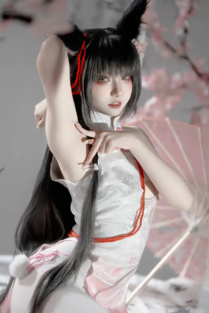 纸悦 Etsu_ko，抬手比指温婉侧视，白粉提花改良旗袍 cos 人像摄影