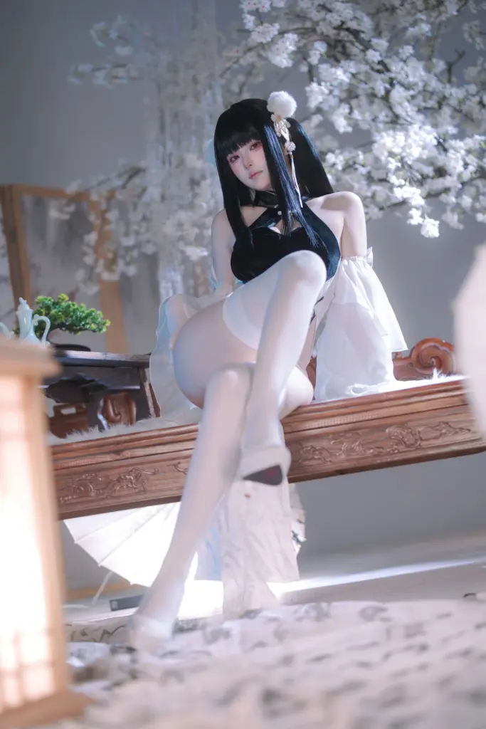 屿鱼,轻扶发簪温婉侧身古风私房写真