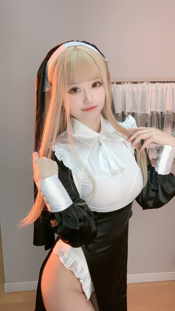 千阳ちよ，浅木座椅屈膝静坐，黑白修女制服软萌半身写真