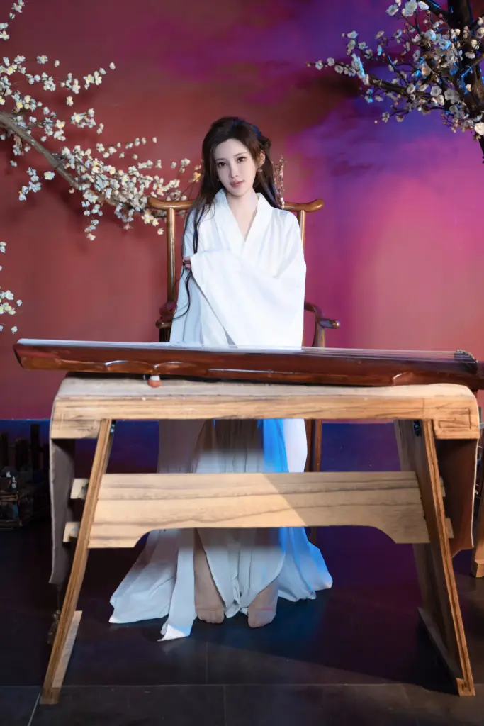 周妍希古风白衣仙子,抬手轻捻广袖特写,冷暖撞色光影写真