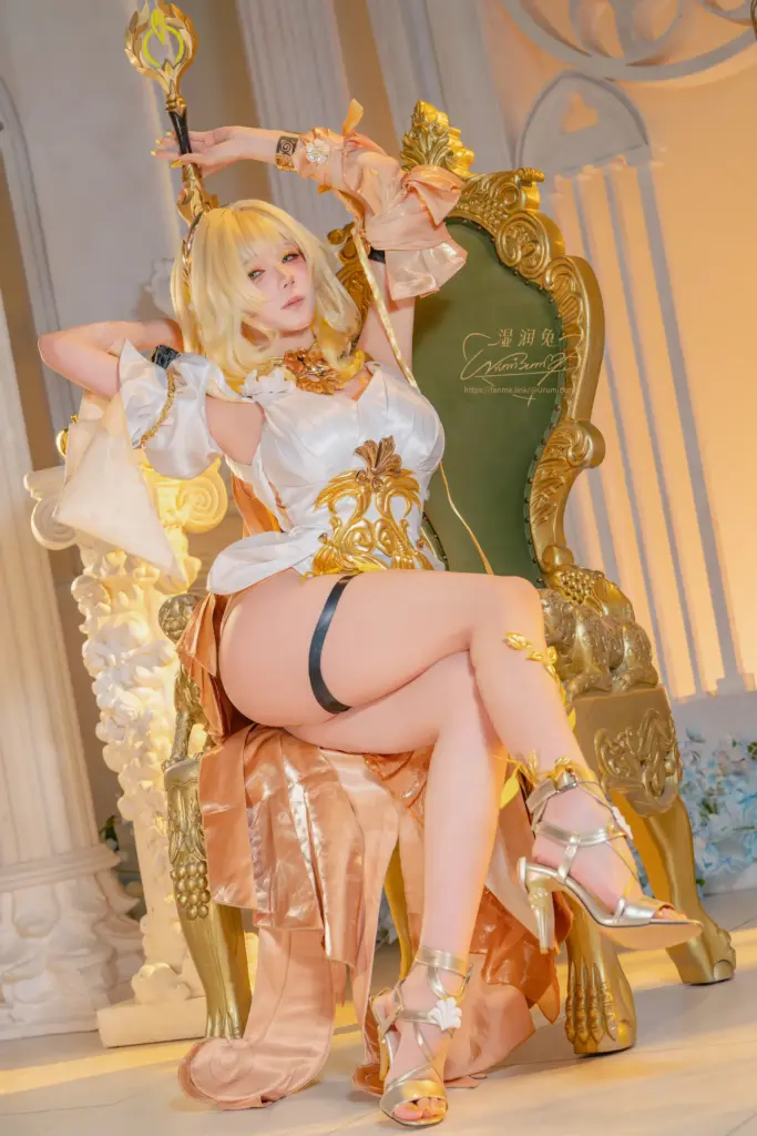 咬一口兔娘,阿格莱雅王座坐姿,华丽礼服 cos 特写