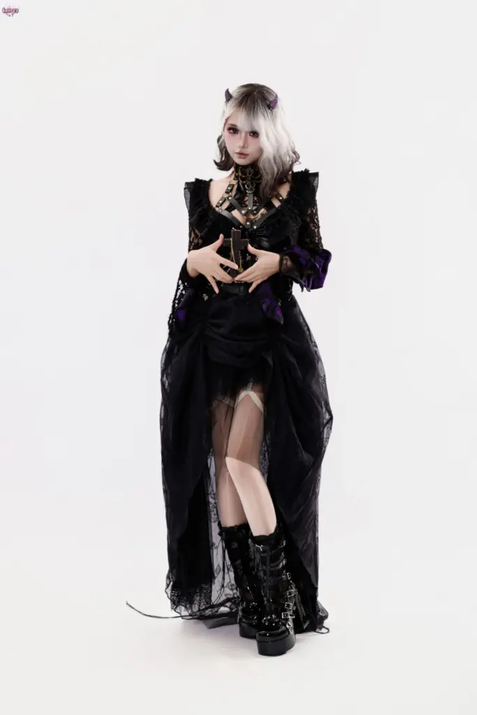 柒柒要乖哦暗黑哥特小魔女造型，皮质绑带腰封、紫恶魔角配饰纯白影棚人像
