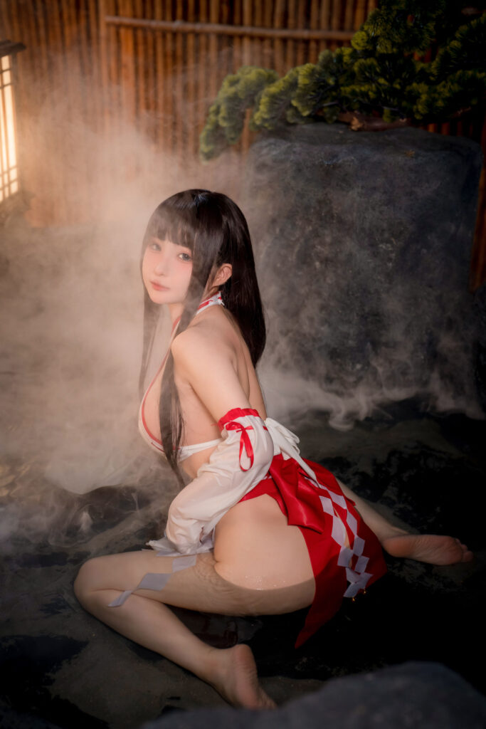 桜井宁宁，岩石倚靠温柔回眸温泉私房写真