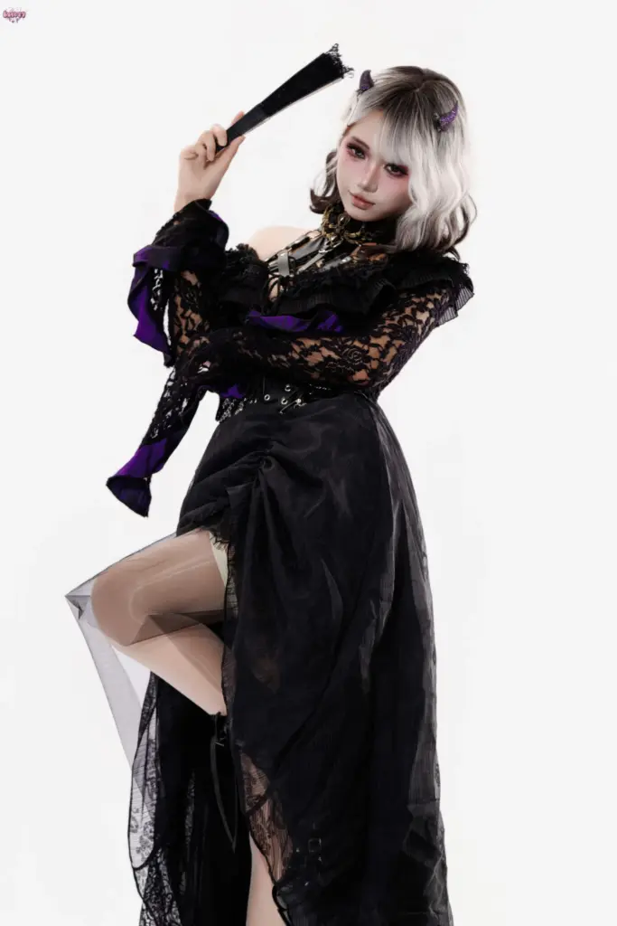 柒柒要乖哦渐变灰白短发 coser，手持黑色折扇侧脸氛围感人像，纯色柔光棚拍写真