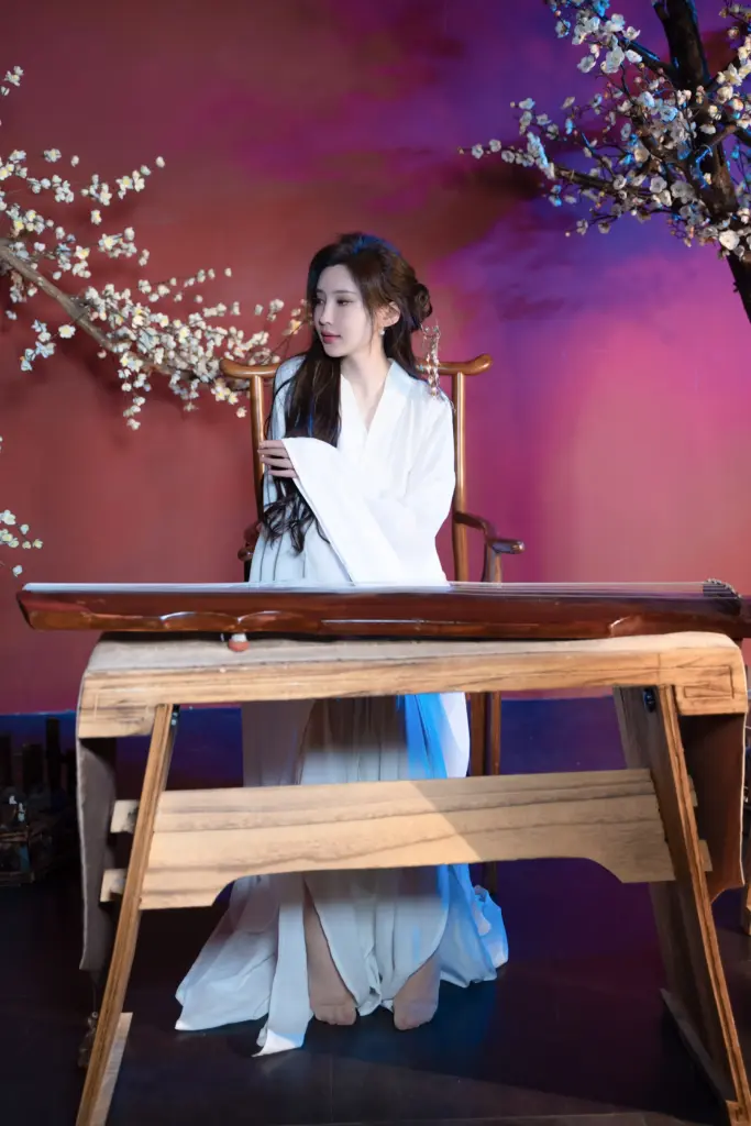 XiuRen 周妍希,倚靠木椅古风全身照,白梅布景仙气成片