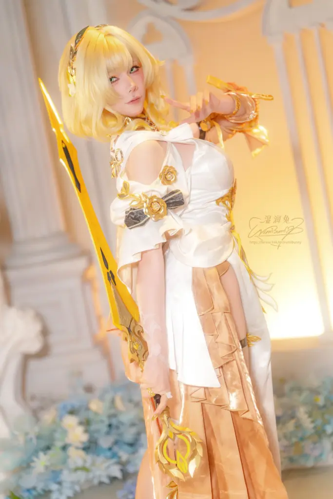 咬一口兔娘,阿格莱雅半身造型,金色法杖精致 cos 成片