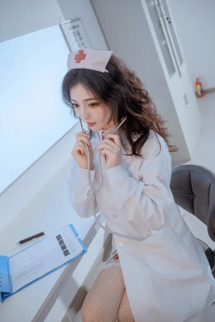桃良阿宅，垂眸低头把玩听诊器，诊室桌面近景私房人像特写