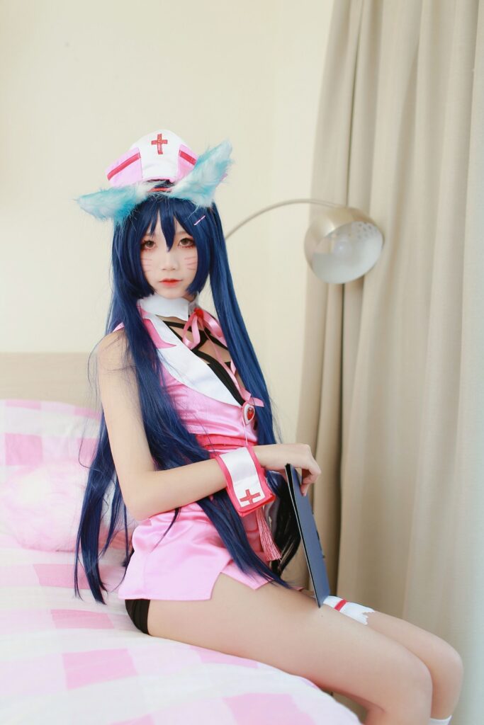 五更百鬼,粉缎护士裙渐变粉狐尾人像摄影