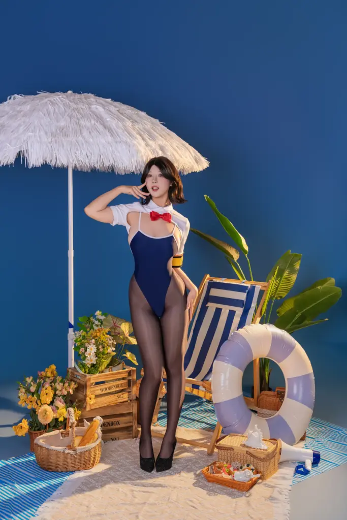 奈汐酱 nice,交叉手臂蹲姿直视镜头,红色蝴蝶结夏日氛围感写真