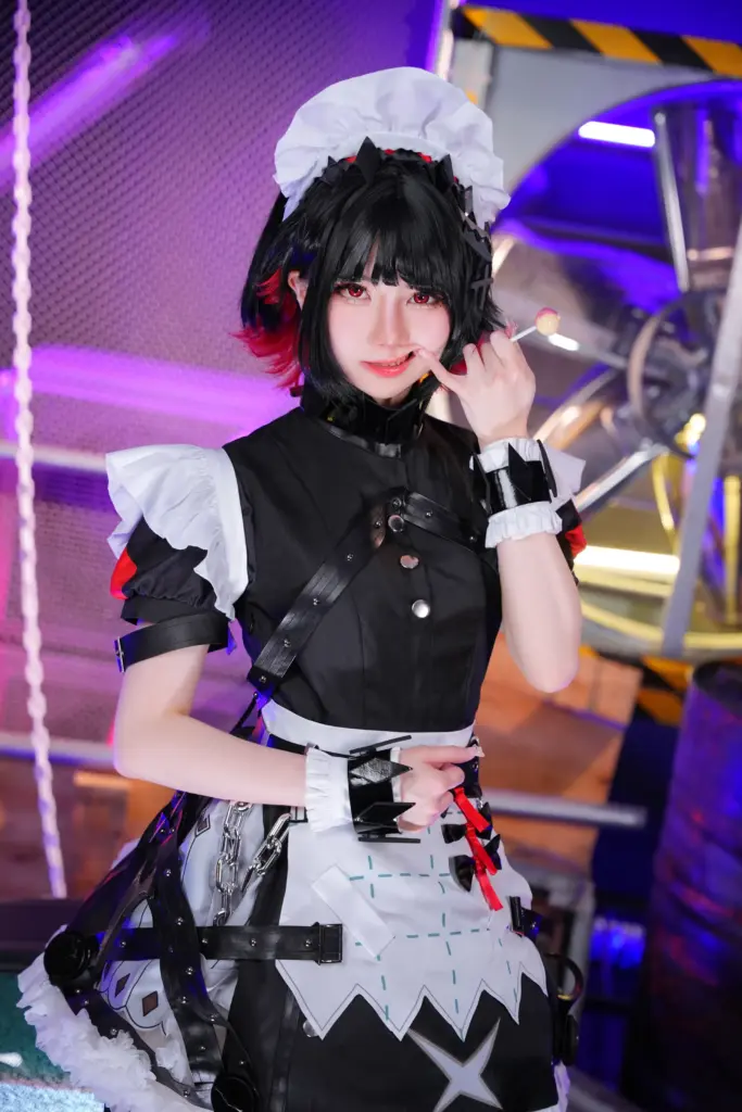 Sally Dorasnow,wink 俏皮怼脸近景,红挑染短发女仆头饰精致特写