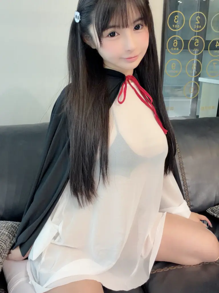 桜井宁宁，侧身舒展展露腰腹魅魔纹身，薄纱长裙居家人像