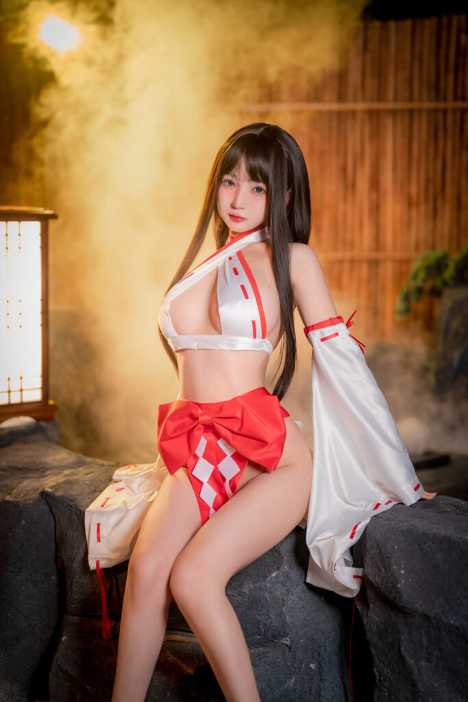 桜井宁宁，红白缎面改良巫女服人像摄影