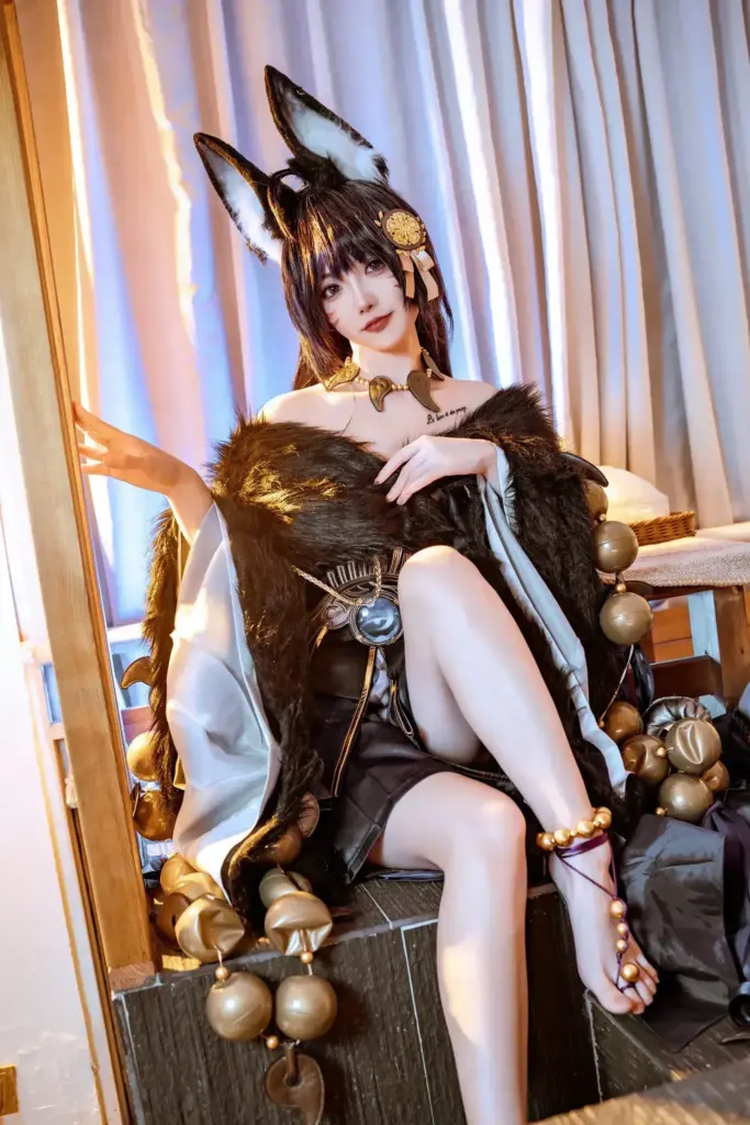 桃良阿宅,屈膝靠坐舒展身姿,纱帘逆光烘托狐系魅惑氛围感人像